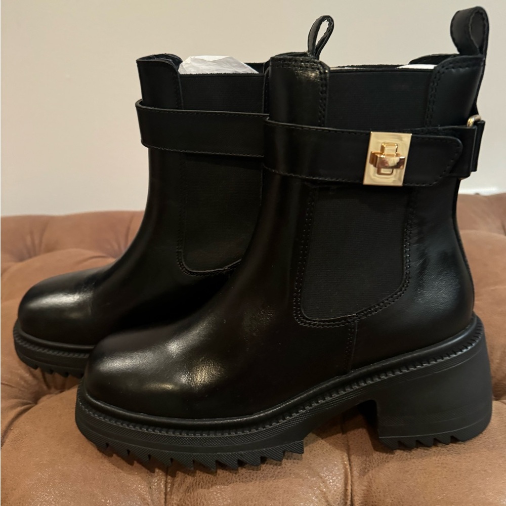 STEVE MADDEN Gates Platform Block Heel Chelsea Leather Boots. New in box.